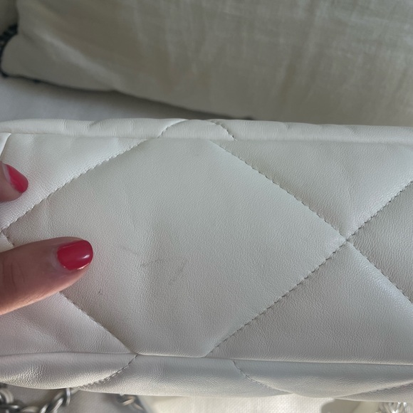 CHANEL 19 HANDBAG
Lambskin, Gold-Tone, Silver-Tone & Ruthenium-Finish Metal - Picture 5 of 15